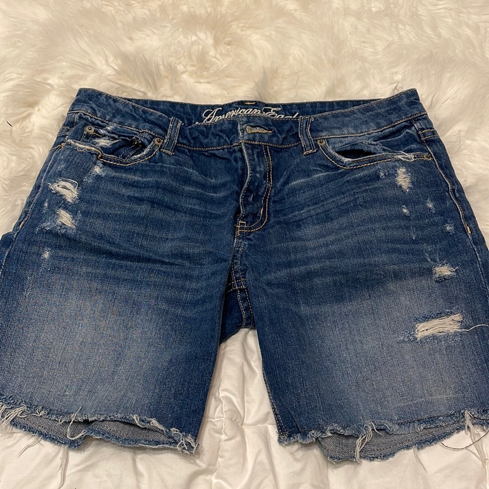 American Eagle distressed short